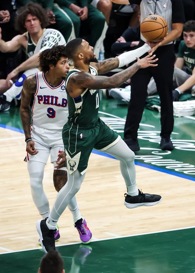 开云平台-北京队鏖战76人，利拉德惊艳四座