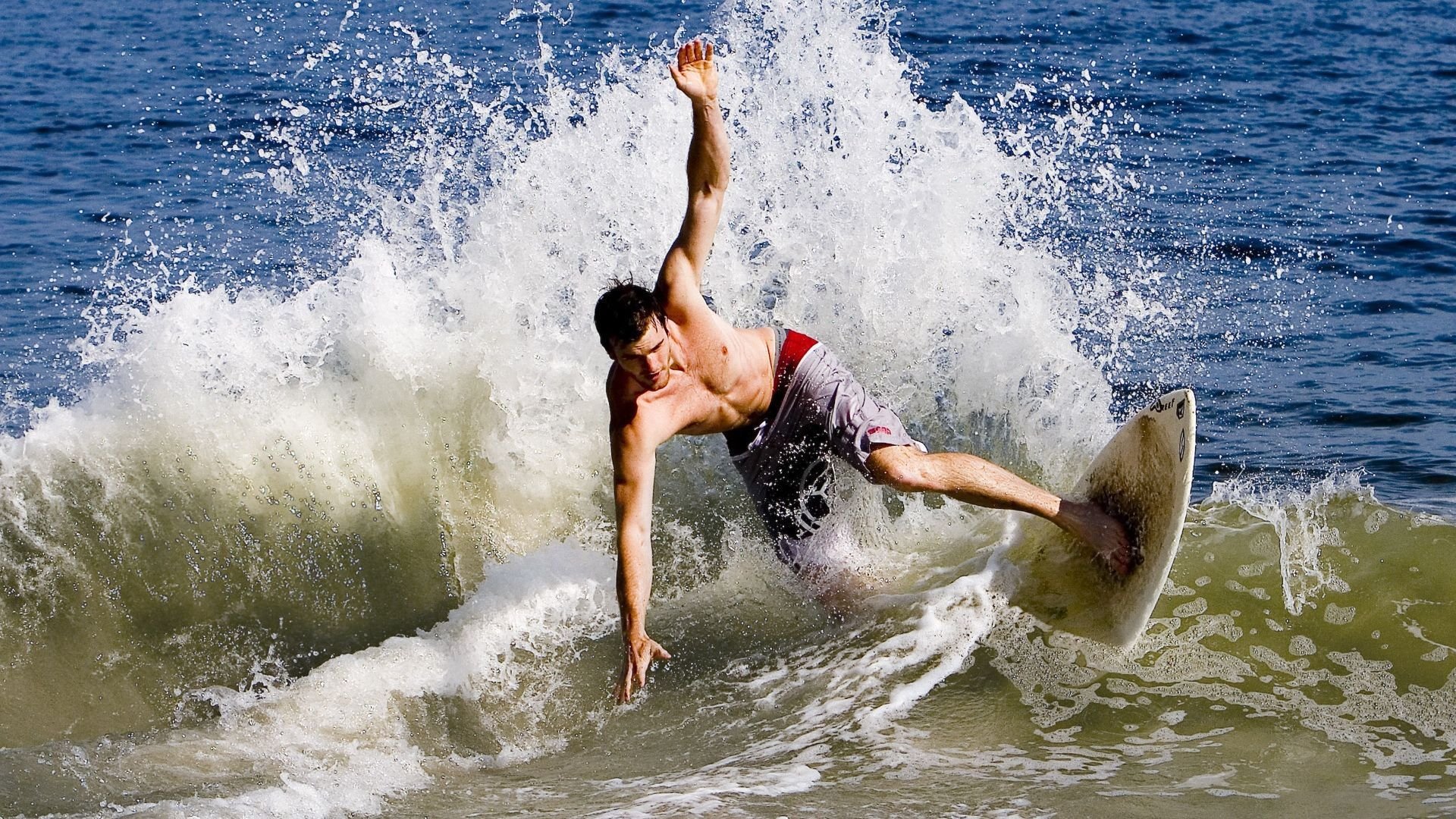 开云体育2026-阿劳霍，当沉默的盾牌，在季后赛之夜发出惊雷